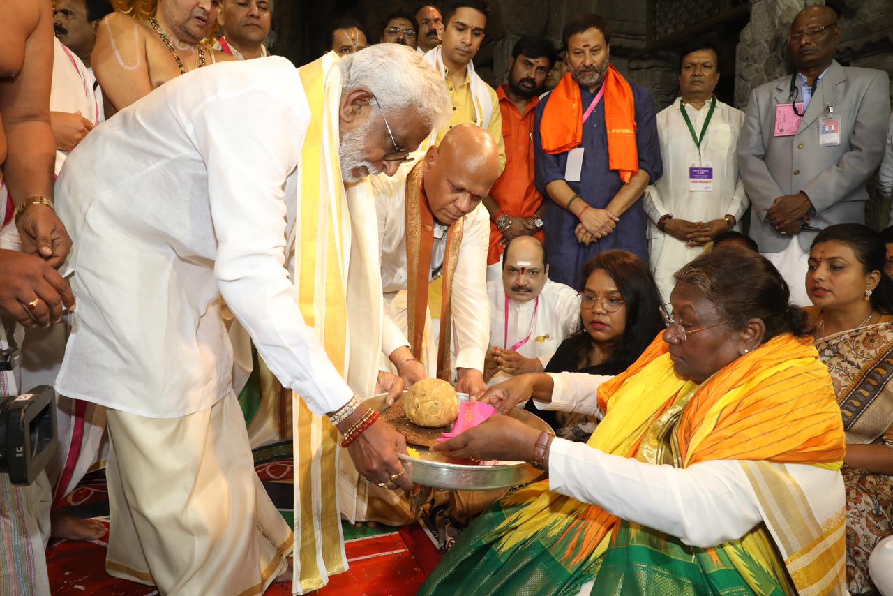 శ్రీవారి దర్శనానంతరం ప్రసాదం అంద చేస్తున్న టీటీడీ ఛైర్మన్