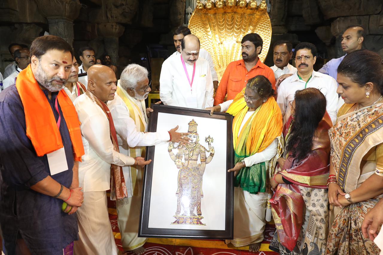 తిరుమల వేంకటేశ్వరుడి చిత్రాన్ని &nbsp;రాష్ట్రపతికి బహుకరిస్తున్న ఆలయ అధికారులు