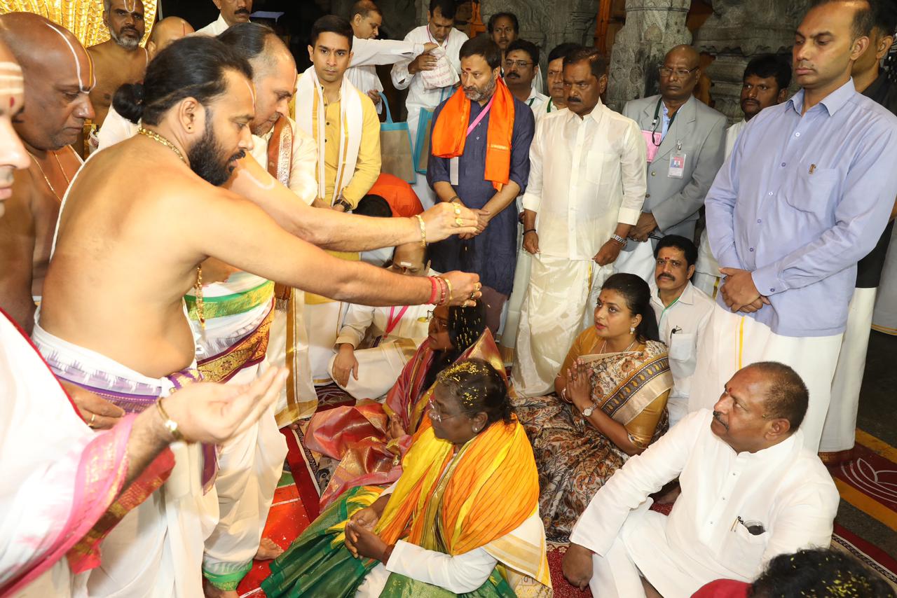 రాష్ట్రపతికి వేద పండితుల ఆశీర్వచనాలు