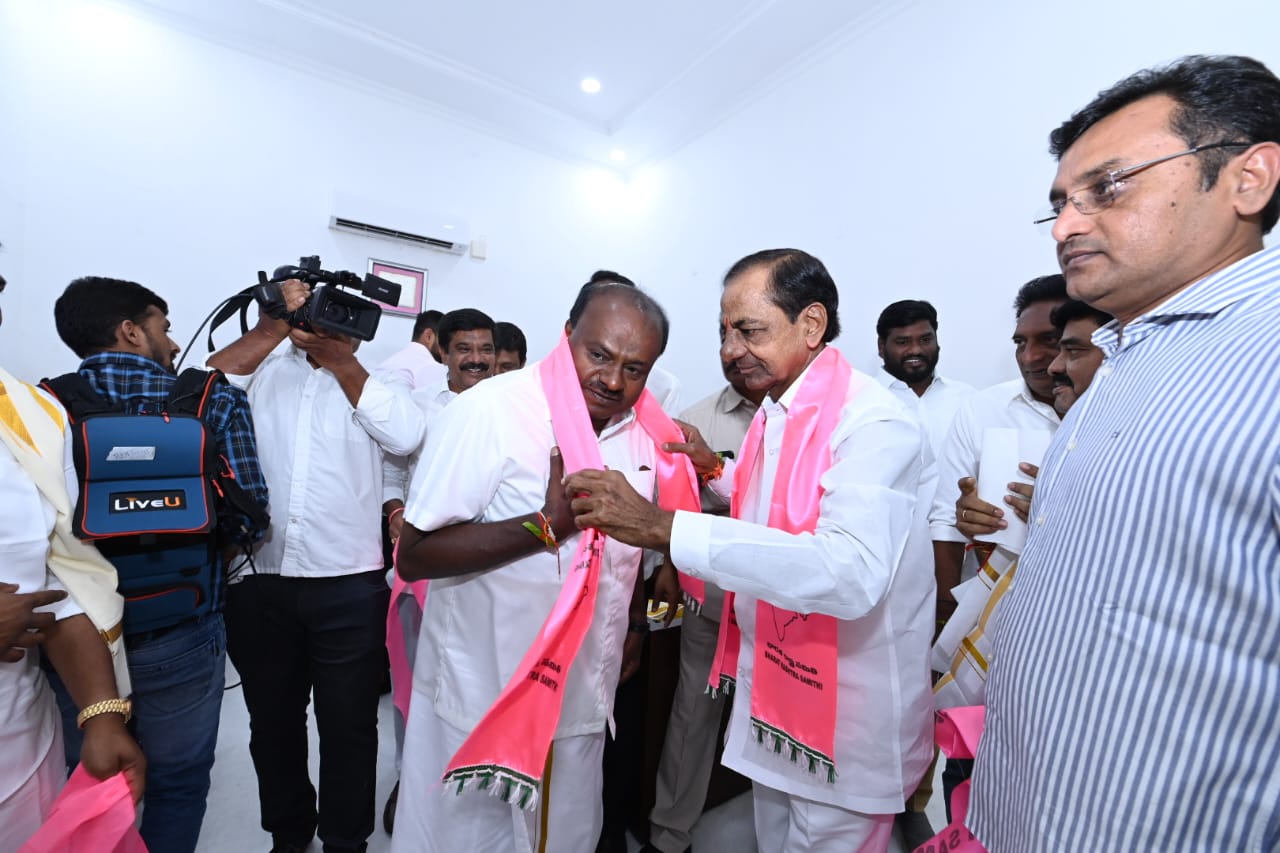 జెండా ఆవిష్క‌రణ కంటే ముందు బీఆర్ఎస్ ప‌త్రాల‌పై కేసీఆర్ సంత‌కం చేశారు. అంత‌కు ముందు ముందు భ‌వ‌న్‌లో నిర్వ‌హించిన ప్ర‌త్యేక పూజ‌ల్లో సీఎం కేసీఆర్ పాల్గొన్నారు. ముఖ్య అతిథిగా విచ్చేసిన కుమారస్వామికి బీఆర్ఎస్ కండువా కప్పారు కేసీఆర్.
