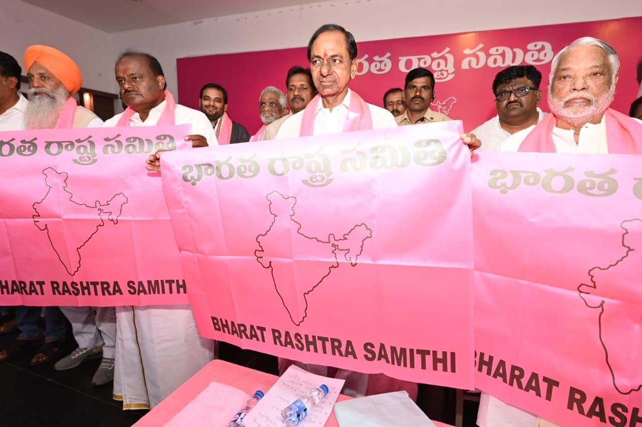 తెలంగాణ భవన్‌లో బీఆర్ఎస్ పార్టీకి సంబంధించిన &nbsp;జెండాను ఆవిష్కరించారు కేసీఆర్, కర్ణాటక మాజీ సీఎం కుమారస్వామితో పాటు ముఖ్య నేతలు పాల్గొన్నారు.&nbsp;