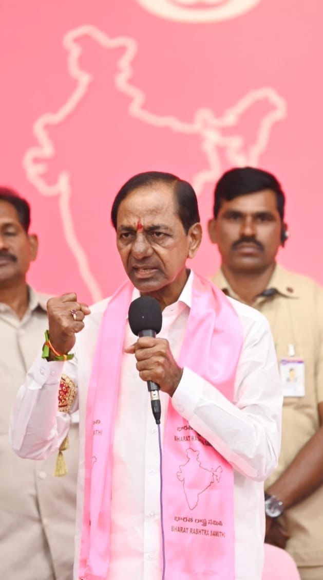 అబ్ కీ బార్ కిసాన్ స‌ర్కార్ భార‌త రాష్ట్ర స‌మితి నినాదం అని స్పష్టం చేశారు కేసీఆర్. ఈ నెల 14వ తేదీన ఢిల్లీలో బీఆర్ఎస్ కార్యాల‌యాన్ని ప్రారంభిస్తామ‌న్నారు. ఢిల్లీ ఎర్ర‌కోట‌పై ఎగిరేది గులాబీ జెండానే అని వ్యాఖ్యానించారు.