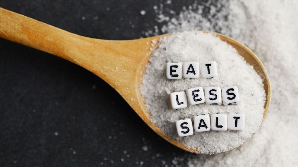 Low Salt Diet : మీకు తెలుసా? ఉప్పును ఎంత తగ్గిస్తే.. ఆరోగ్యానికి అంత ...