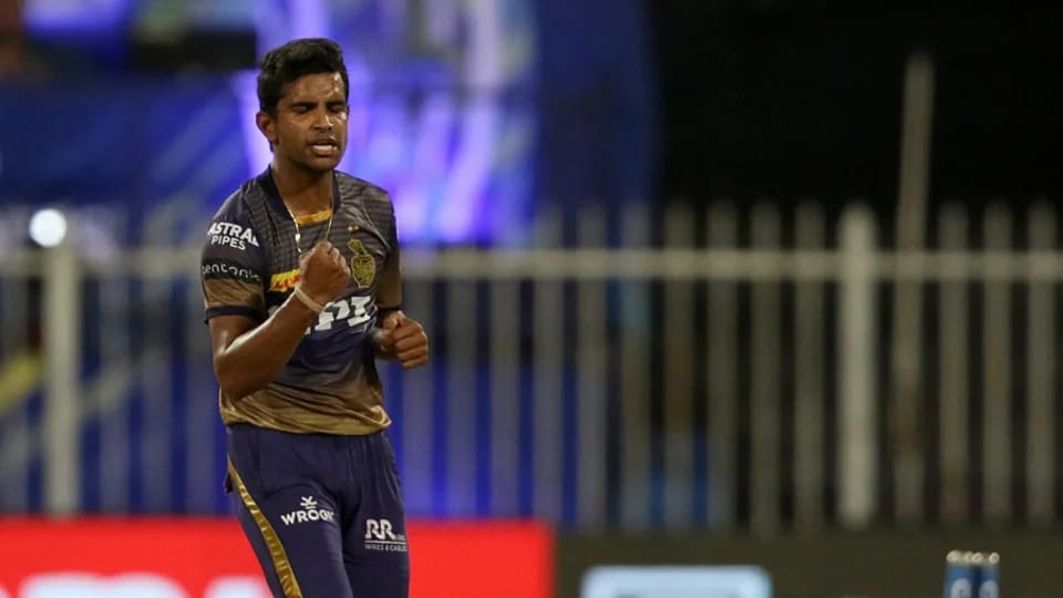 IPL 2023 Auction: వీళ్లలో అందరి కన్నా ముందున్న వ్యక్తి శివమ్ మావి. అతడు గంటకు 140 కి.మీ వేగంతో బౌలింగ్ చేయగలడు. కొత్త బంతిని స్వింగ్ చేయగలడు. పవర్‌ప్లేలో వికెట్ టేకర్. అయితే గత ఐపీఎల్‌లో గాయాలు, ఫామ్‌ సమస్యలతో మావి ఇబ్బంది పడ్డాడు. అతను ఆరు మ్యాచ్‌లలో కేవలం ఐదు వికెట్లు తీసుకున్నాడు. దీంతో కోల్‌కతా నైట్ రైడర్స్ అతన్ని రిలీజ్‌ చేసింది. గత మెగా వేలంలో కోల్‌కతా అతన్ని రూ. 7.25 కోట్లకు కొనుగోలు చేసింది. ఈసారి వేలంలో అతన్ని ఎవరు తీసుకుంటారో చూడాలి. డెత్‌ ఓవర్‌ స్పెషలిస్ట్‌గా ఉన్న శివమ్‌ మావికి వేలంలో పోటీ నెలకొనే అవకాశం ఉంది.