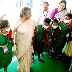 <p>సమ్మక్క, సారలమ్మ &nbsp;గిరిజన పూజారుల సమ్మేళనం కార్యక్రమాన్ని భద్రాచలంలో నిర్వహించారు. అంతకుముందు ఏకలవ్య ఆదర్శ పాఠశాలను రాష్ట్రపతి &nbsp;ముర్ము వర్చువల్ గా ప్రారంభించారు.</p>