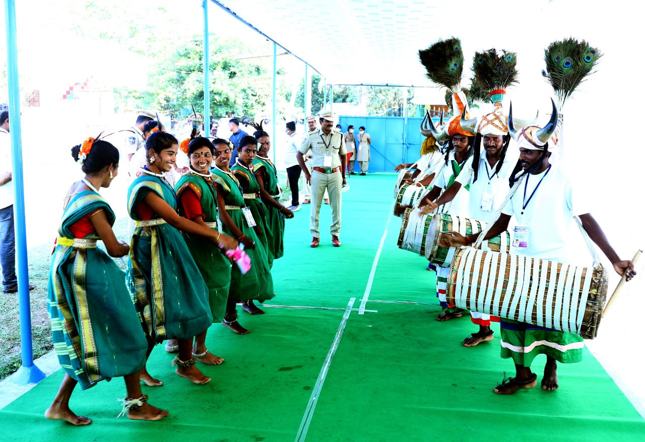 భద్రాచలంలో రాష్ట్రపతి పర్యటన సందర్భంగా గిరిజనులు సంప్రదాయ నృత్యాలతో స్వాగతం పలికారు.&nbsp;