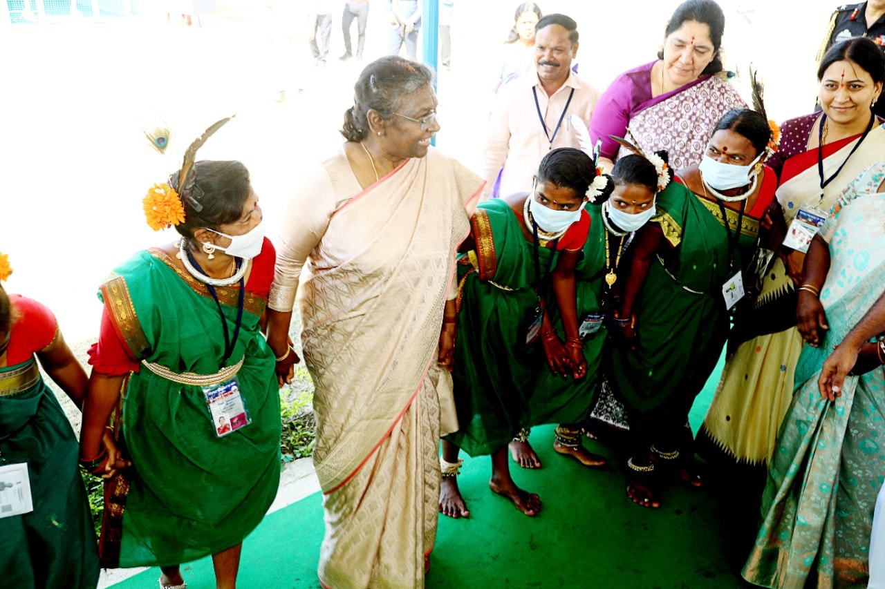 సమ్మక్క, సారలమ్మ &nbsp;గిరిజన పూజారుల సమ్మేళనం కార్యక్రమాన్ని భద్రాచలంలో నిర్వహించారు. అంతకుముందు ఏకలవ్య ఆదర్శ పాఠశాలను రాష్ట్రపతి &nbsp;ముర్ము వర్చువల్ గా ప్రారంభించారు.