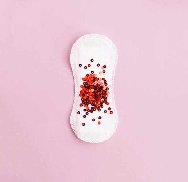 &nbsp;పీరియడ్స్ లో సెక్స్ చేయడం వలన ఆడవారికైనా, మగవారికైనా కొంత అసౌకర్యం ఉంటుంది. అయితే పొరపాటున చేసినా కూడా ఎలాంటి హానీ ఉండదని నిపుణులు చెబుతున్నారు.