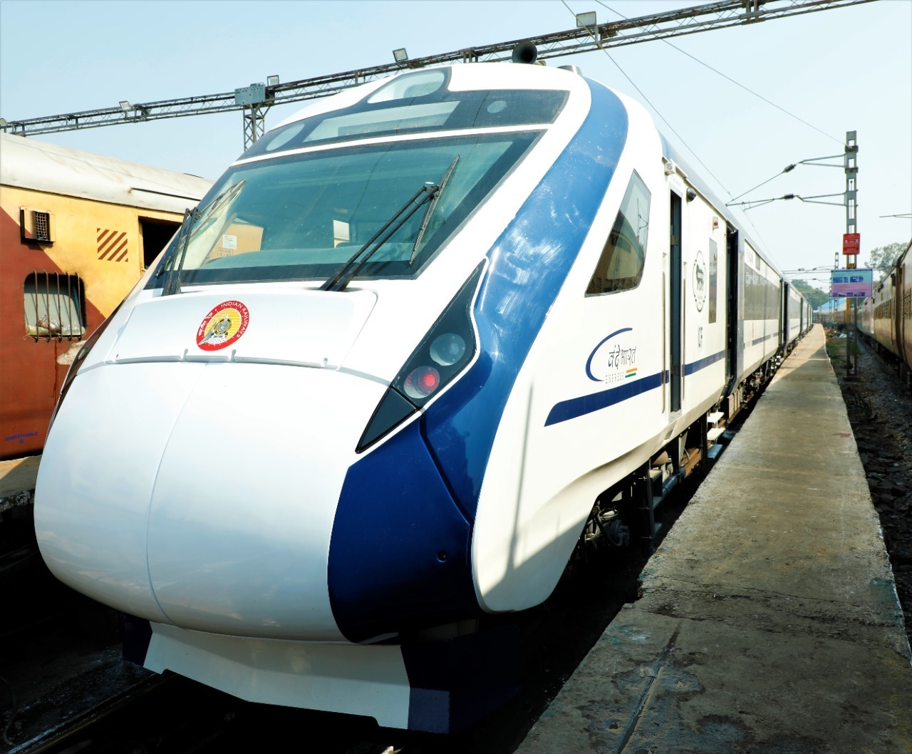 వందే భారత్‌ ఎక్స్‌ప్రెస్‌ రైలు (Vande Bharat Express) ఈ నెల 15న ప్రారంభం కానుంది. సికింద్రాబాద్ - విశాఖపట్నం మధ్య నడిచే ఈ రైలును దిల్లీ నుంచి ప్రధాని మోదీ ఆదివారం వర్చువల్‌గా ప్రారంభించనున్నారు.