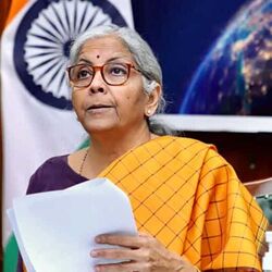 <p>దేశ బడ్జెట్​ చరిత్రలో సుదీర్ఘ ప్రసంగాలు చేసిన ఆర్థికమంత్రిగా నిలిచారు నిర్మలా సీతారామన్​.</p>