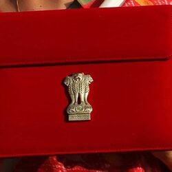 <p>‘డిజిటల్ ఇండియా’లో భాగంగా గత సంవత్సరం పేపర్ లెస్ బడ్జెట్ ను నిర్మల సీతారామన్ ప్రవేశపెట్టారు. బడ్జెట్ ను పొందుపర్చిన ట్యాబ్ ను జాతీయ చిహ్నాన్ని ముద్రించిన ఎరుపు రంగు కేస్ లో&nbsp;పెట్టుకుని తీసుకువచ్చారు.&nbsp;</p>