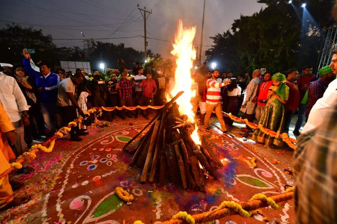 తెలంగాణ జాగృతి నుంచి భారత్‌ జాగృతిగా రూపాంతరం చెందాక మొదటి సంక్రాంతి వేడుకలు జరుపుకోవడం చాలా సంతోషంగా ఉందన్నారు ఎమ్మెల్సీ &nbsp;కవిత. పల్లెవాతావరణాన్ని నగరానికి తీసుకొచ్చిన హైదరాబాద్‌ జాగృతి &nbsp;వారిని అభినందించారు. హైదరాబాద్‌లో కూడా సంక్రాంతి వేడుకలు ఘనంగా జరుగుతున్నాయని అన్నారు.&nbsp;