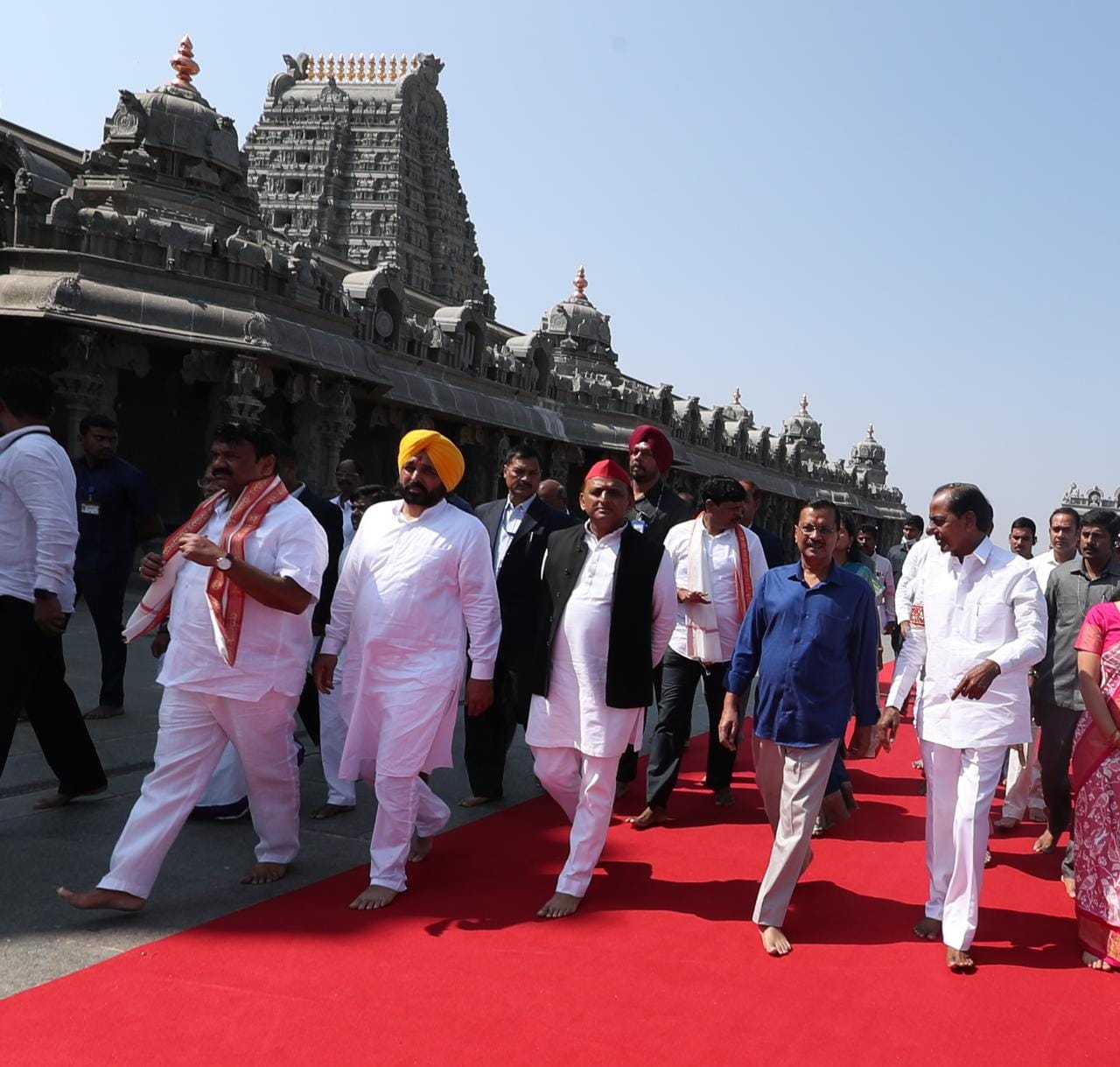 ముఖ్యమంత్రి కేసీఆర్ ఆద్వర్యంలో పంజాబ్, ఢిల్లీ రాష్ట్రాల ముఖ్యమంత్రులు , అగ్ర నేతలు శ్రీ యాదగిరి లక్ష్మీ నరసింహ స్వామి ఆలయ ప్రాంగణానికి చేరుకున్నారు. ముఖ్యమంత్రి కేసీఆర్ తో పాటు ఢిల్లీ ముఖ్యమంత్రి అరవింద్ కేజ్రీవాల్ , పంజాబ్ ముఖ్యమంత్రి భగ్వంత్ సింగ్ మాన్ , యూపీ మాజీ ముఖ్యమంత్రి అఖిలేష్ యాదవ్ , మంత్రులు వేముల ప్రశాంత్ రెడ్డి , మహమూద్ అలీ , తలసాని శ్రీనివాస్ యాదవ్ , ఎంపీ జోగినపల్లి సంతోష్ కుమార్ , ఎమ్మెల్సీ కవిత ఉన్నారు&nbsp;