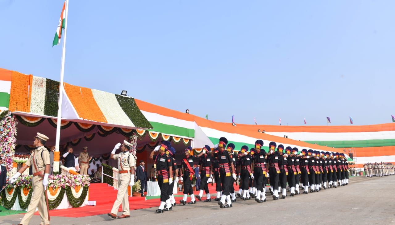 సాయుధ దళాల నుంచి గౌరవ వందనం స్వీకరిస్తున్న గవర్నర్