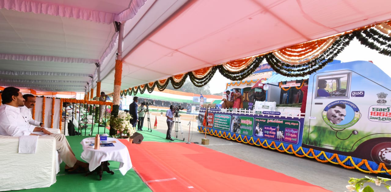 శకటాలను తిలకిస్తున్న సిఎం జగన్మోహన్ రెడ్డి