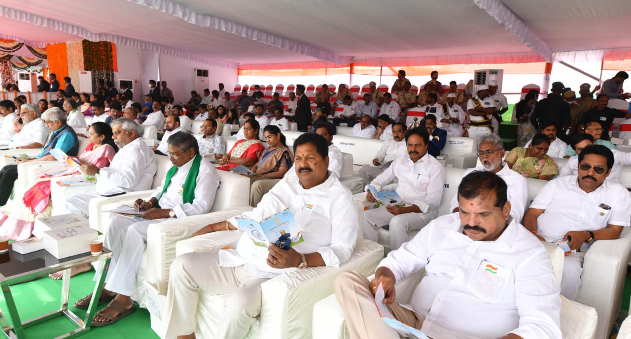 రిపబ్లిక్ డే వేడుకలకు హాజరైన &nbsp;మంత్రులు, ప్రజా ప్రతినిధులు