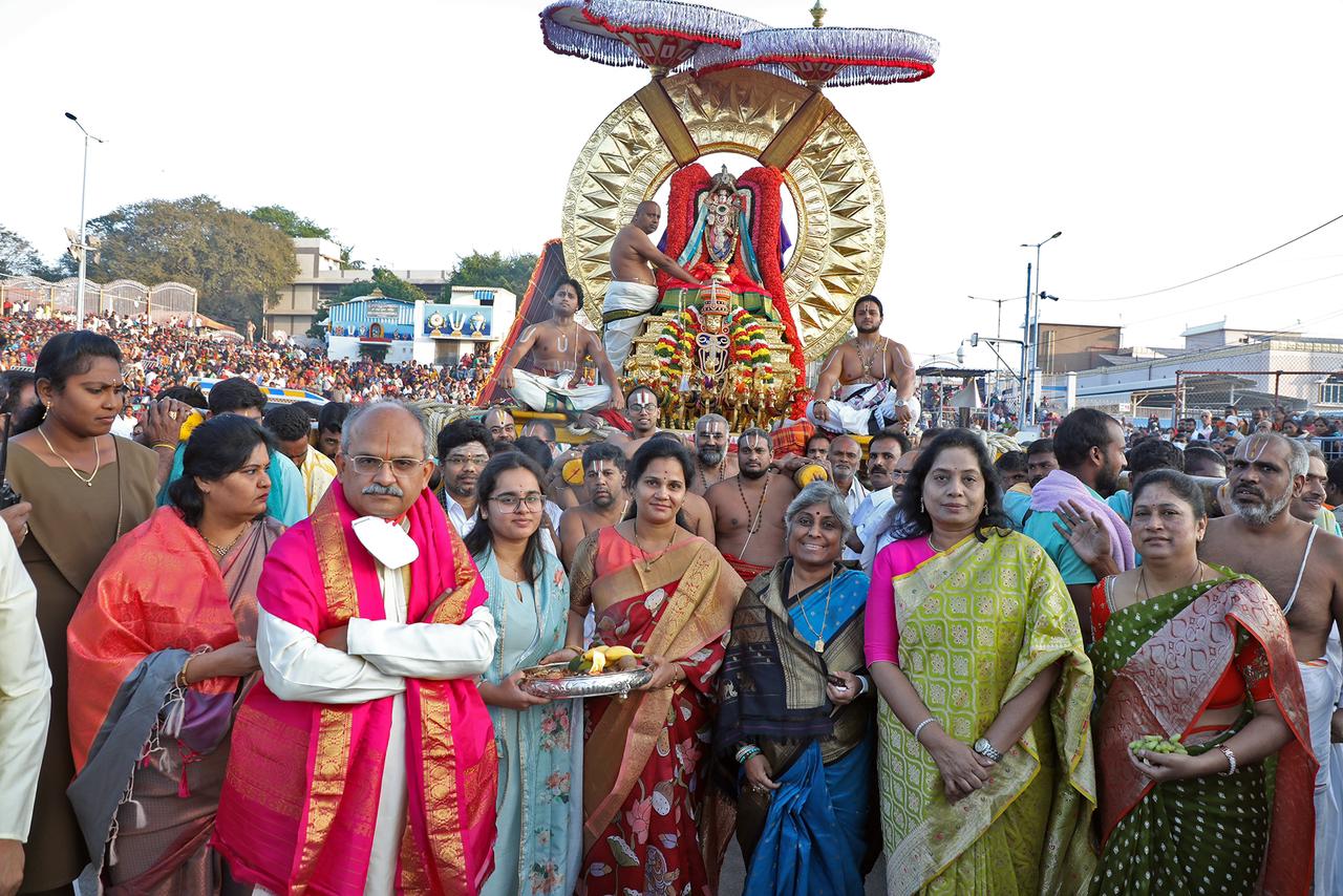 ఈ ఊరేగింపులో.. అధికారులు, ప్రజాప్రతినిధులు కూడా పాల్గొని స్వామివారిని దర్శించుకున్నారు.