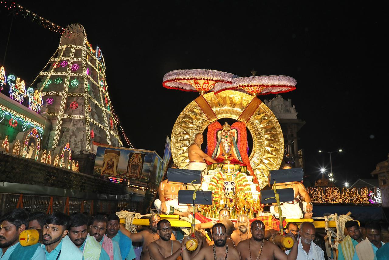 తిరుమలలో ఈరోజు (శనివారం) ఉదయం 5.30 గంటలకు సూర్యప్రభ వాహనంతో వాహనసేవలు ఘనంగా మొదలయ్యాయి.