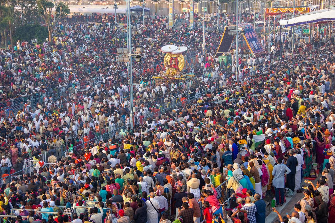 శ్రీవారి ఆలయ మాడవీధుల్లో స్వామివారి ఊరేగింపులో.. భక్తులు అధిక సంఖ్యలో పాల్గొన్నారు.&nbsp;భక్తులకు ఎటువంటి ఇబ్బందులు కలుగకుండా అధికారులు భద్రతా ఏర్పాట్లు చేశారు.&nbsp;