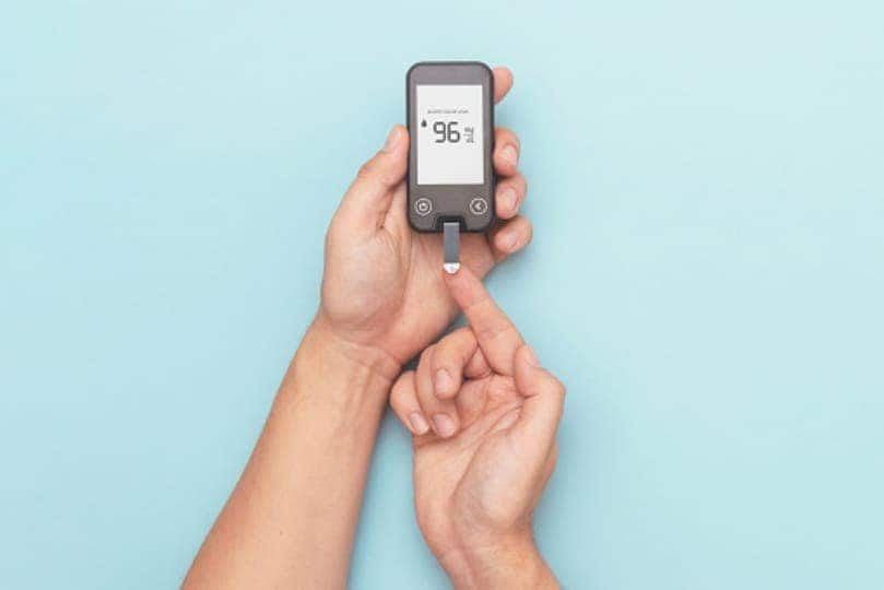 రక్తంలో చక్కెర ఎక్కువైతే మధుమేహంతో పాటు ,కళ్లు, కాలేయం, మూత్రపిండాలపై ప్రభావం చూపుతుంది. గుండె జబ్బులు వచ్చే ప్రమాదం కూడా ఎక్కువే. రక్తంలో చక్కెర ఎక్కువైతే మధుమేహంతో పాటు ,కళ్లు, కాలేయం, మూత్రపిండాలపై ప్రభావం చూపుతుంది. గుండె జబ్బులు వచ్చే ప్రమాదం కూడా ఎక్కువే.