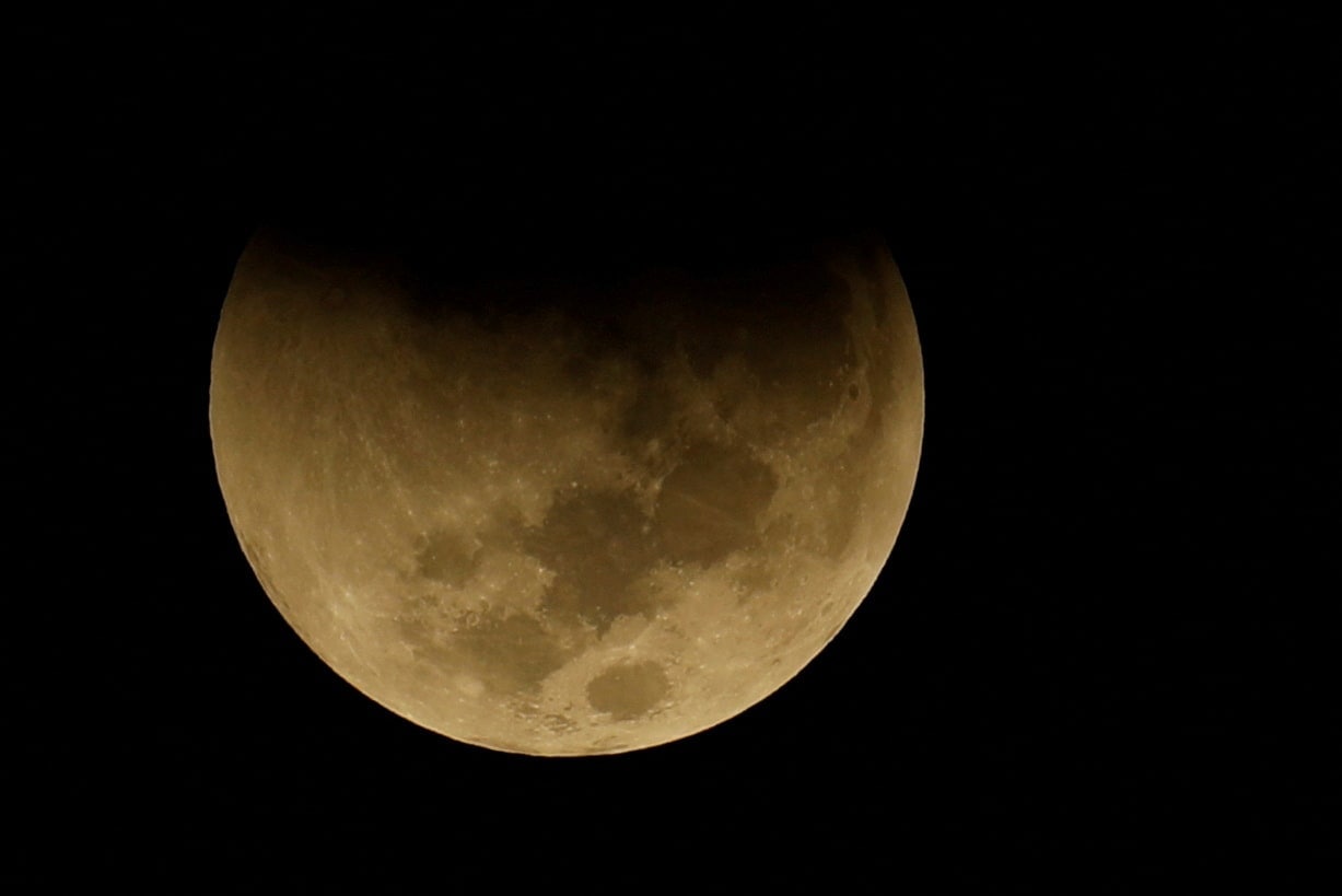 చంద్రుడి (Moon) లాంటి ఉపగ్రహాలు, గ్రహ శకలాలు కూడా సౌర వ్యవస్థలో భాగమే. భూమికి చంద్రుడు (Moon) ఒక్కటే ఉపగ్రహంగా ఉంది. మన సౌర వ్యవస్థ (Solar System) లో మొత్తంగా వివిధ గ్రహాలకు మొత్తం కలిపి 200 ఉపగ్రహాలు ఉన్నాయని నాాసా (NASA) పేర్కొంది.&nbsp;
