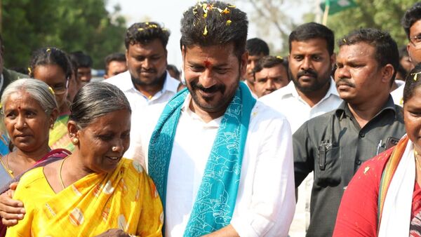 వృద్ధురాలితో ముచ్చటిస్తున్న రేవంత్ రెడ్డి