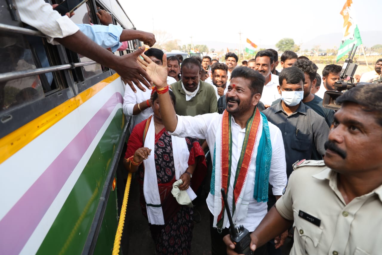 బస్సులో వెళుతోన్న ప్రయాణికులతో కరచాలనం చేస్తూ.. పాదయాత్రలో ముందడుగు వేస్తోన్న టీపీసీసీ ప్రెసిడెంట్
