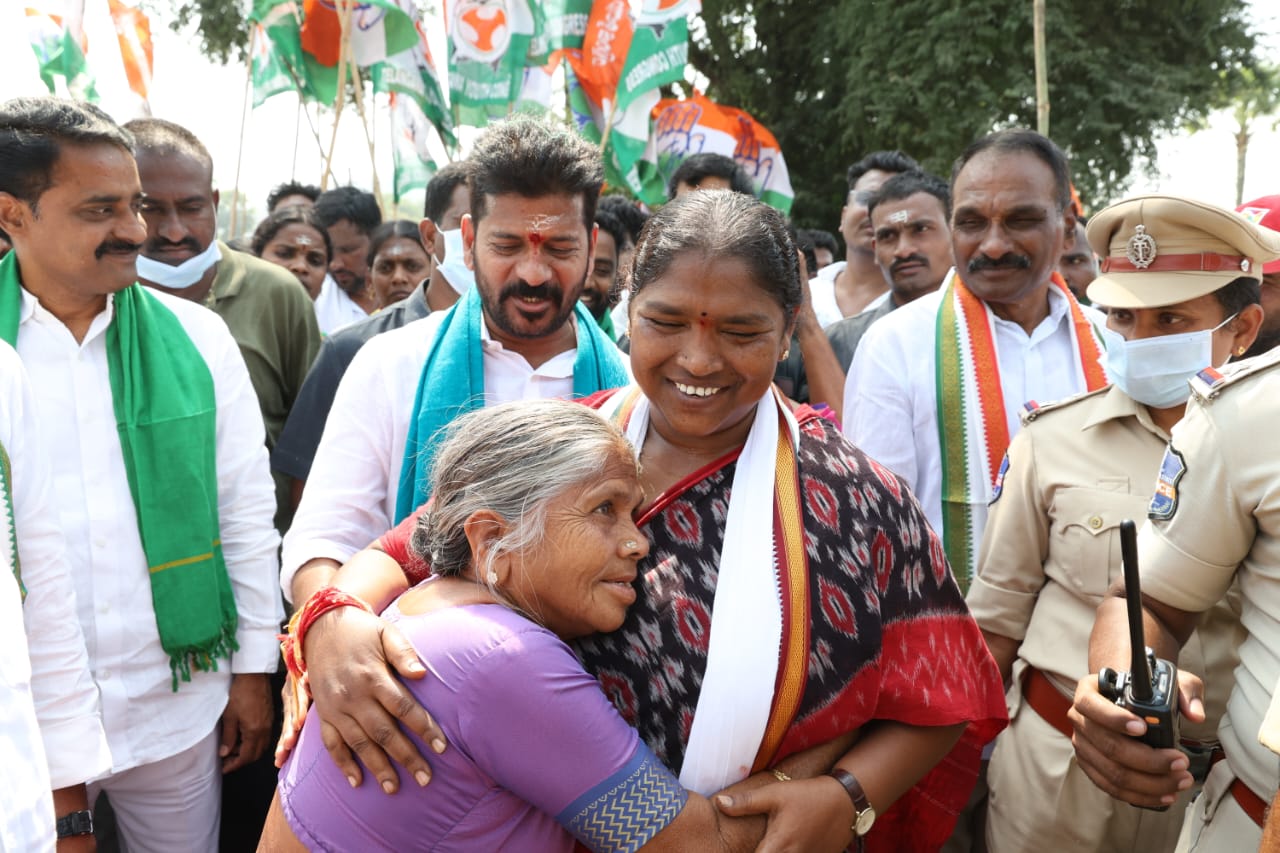 ఎమ్మెల్యే సీతక్కను ఆప్యాయంగా హత్తుకున్న వృద్ధురాలు