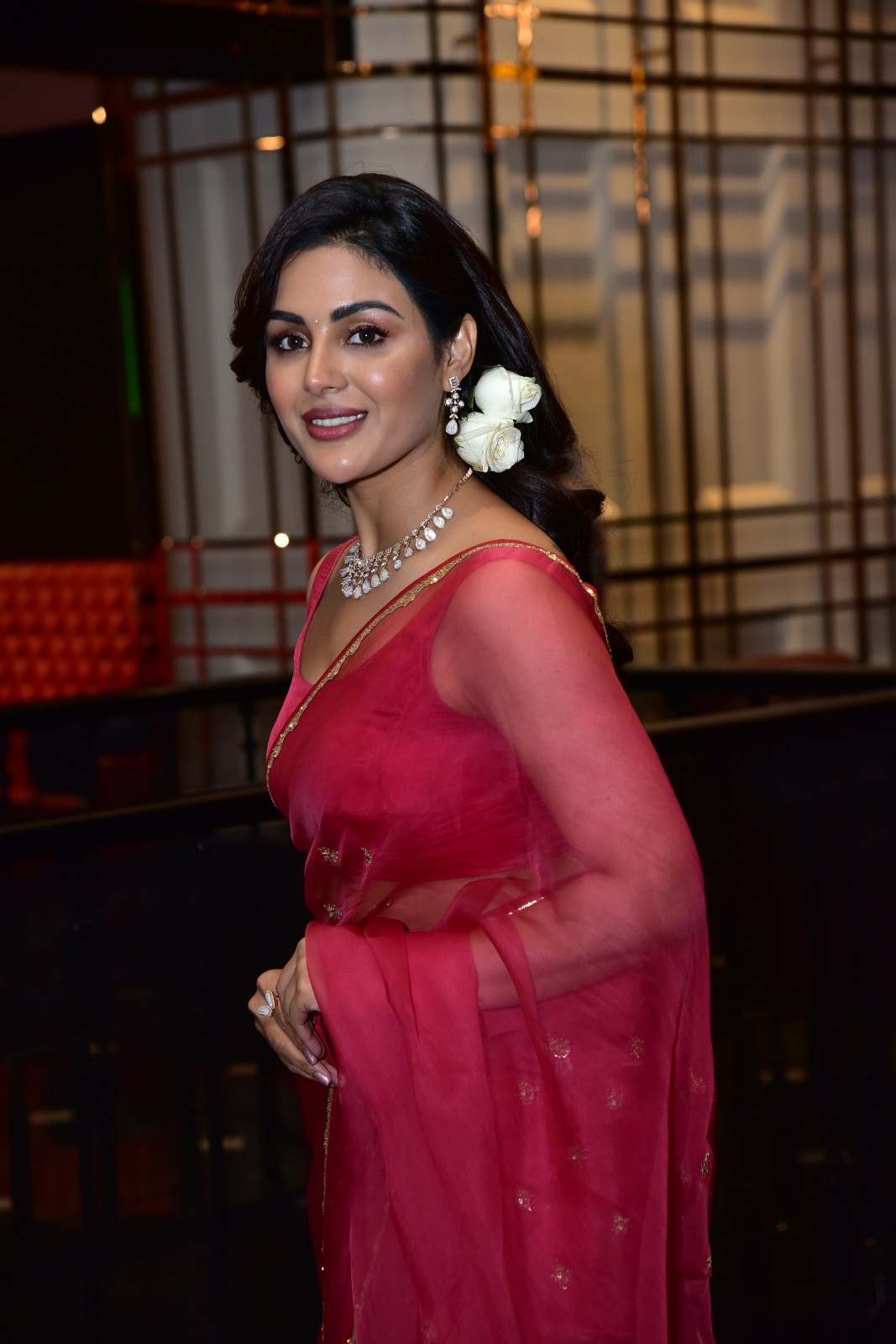 Samyuktha Menon in Saree: ట్రైలర్ లాంచ్ కు ముందు ఆమె కెమెరాలకు ఇలా నవ్వుతూ పోజులిచ్చింది.