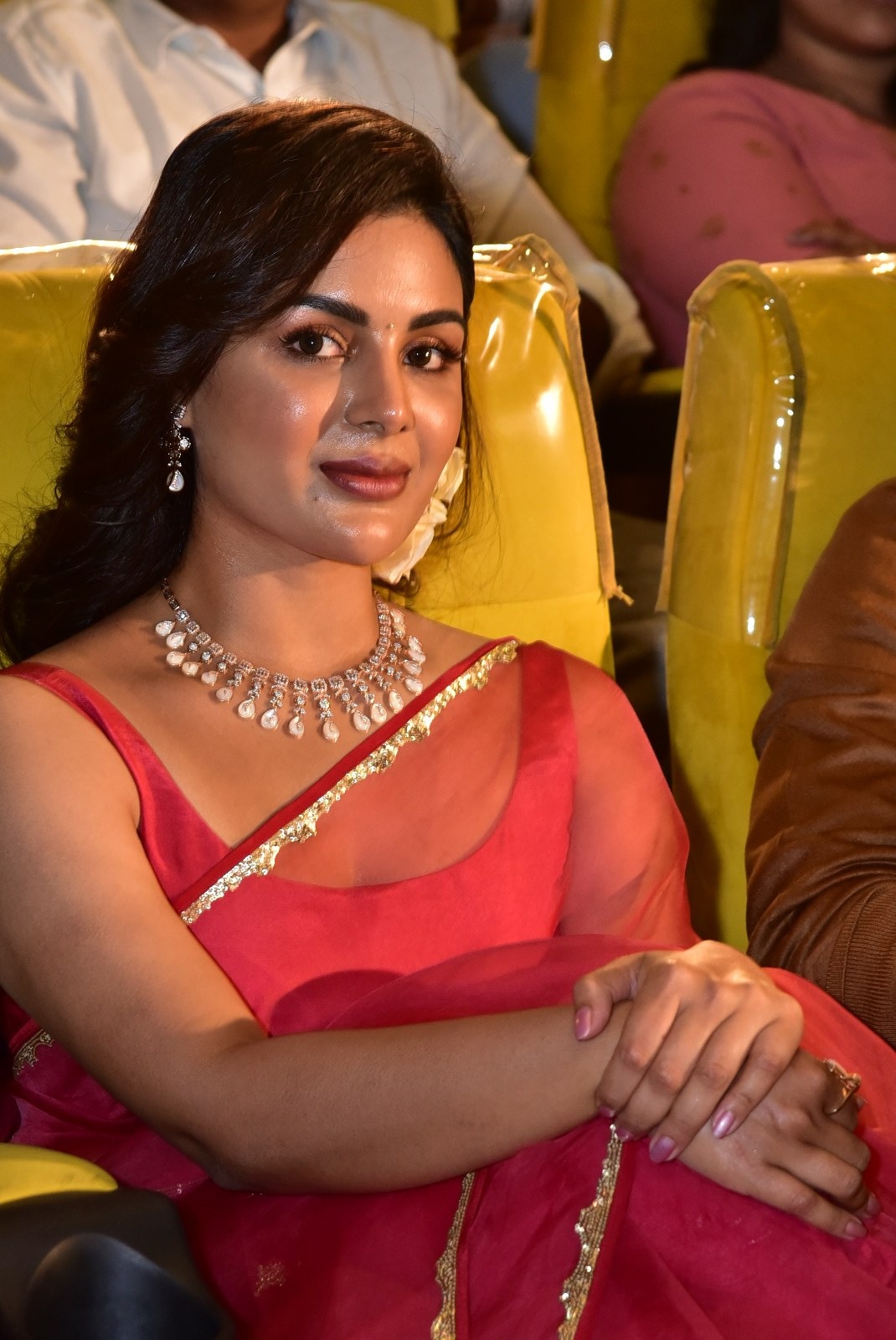 Samyuktha Menon in Saree: సార్ ట్రైలర్ లాంచ్ కోసం సంయుక్త బుధవారం ఏఎంబీ సినిమాస్ కు వచ్చింది. ఇలా కొంటె చూపులతో అభిమానుల మనసు దోచింది.
