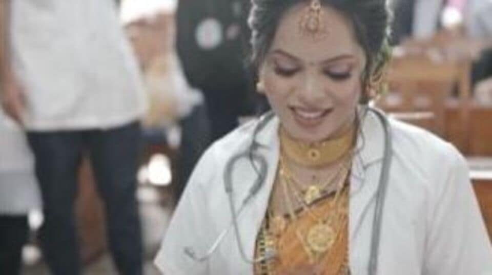 Bride attends exam : పెళ్లి చీరలోనే పరీక్ష రాసిన వధువు వీడియో వైరల్