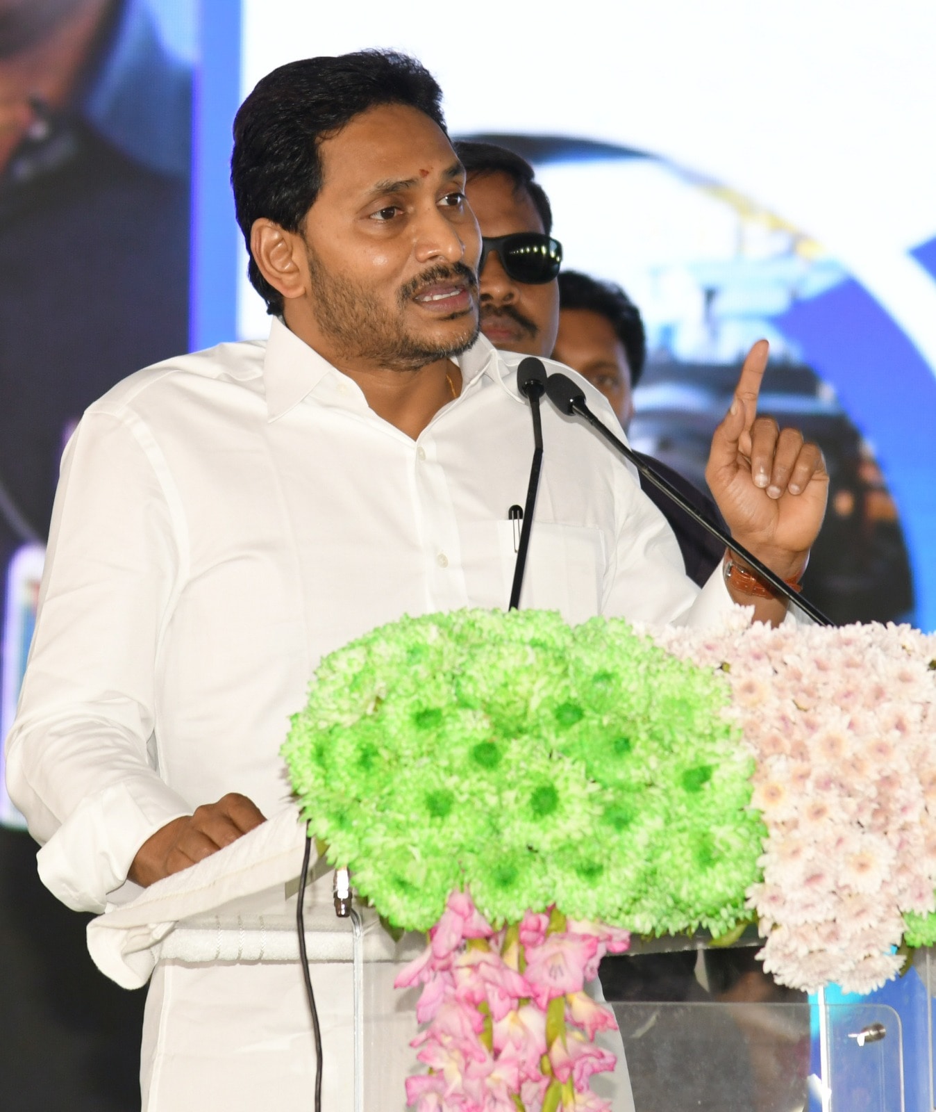 సెకండ్‌ ఫేజ్‌ మరో 5 సంవత్సరాలలో రూ.5,500 &nbsp;కోట్లతోనూ కలిపి మొత్తంగా రెండు దశల్లోనూ రూ.8,800 కోట్లతో ఈ ప్రాంతంలో 3మిలియన్‌ టన్నుల సామర్ధ్యమున్న స్టీల్‌ ప్లాంట్‌ ఈ ప్రాంతంలో వేగంగా అభివృద్ధి జరుగుతుందని వెల్లడించారు ముఖ్యమంత్రి జగన్. బళ్లారిలో కూడా జిందాల్‌ గ్రూపు స్టీల్‌ ప్లాంట్‌ మొదలుపెట్టినప్పుడు 3 మిలియన్‌ టన్నుల సామర్ధ్యం అనే చెప్పావరని... ఇవాళ అది పెరుగుతూ వస్తూ... 13 మిలియన్‌ టన్నుల ప్లాంట్‌ అవడంతో ఆ ప్రాంత రూపురేఖలు అన్ని పూర్తిగా మారాయని గుర్తు చేశారు. ఇక్కడ కూడా అదే పరిస్థితి రావాలని మనసారా కోరుకుంటున్నట్లు చెప్పారు.