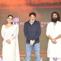 <p>విద్యా, వైద్యం లాంటి మౌళిక స‌దుపాయాలు డ‌బ్బుతో సంబంధం లేకుండా అంద‌రికీ అందుబాటులో ఉండాల‌నే పాయింట్‌తో ద‌ర్శ‌కుడు వెంకీ అట్లూరి సార్ సినిమాను అద్భుతంగా తెర‌కెక్కించాడ‌ని త్రివిక్ర‌మ్ అన్నాడు.&nbsp;</p>