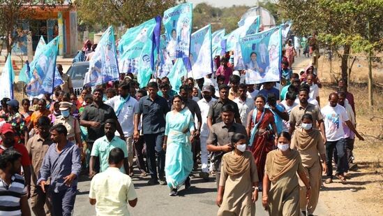 పాదయాత్రలో వైఎస్ షర్మిల