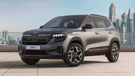 The Kia Seltos మార్కెట్లోకి లేటెస్ట్ గా ఎంట్రీ ఇచ్చినా, కాంపిటీటర్లకు గట్టి పోటీ ఇస్తున్న మోడల్ కియా సెల్టోస్. ఈ కియా సెల్టోస్ ఎక్స్ షో రూమ్ ప్రారంభ ధర రూ. 10.69 లక్షలు.
