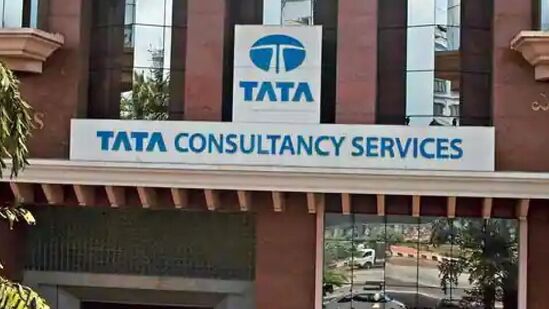 TCS: దిగ్గజ ఐటీ సంస్థ టీసీఎస్‍లో ఉద్యోగుల తొలగింపు ఉంటుందా.. లేదా? 