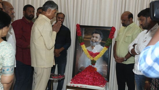 జ‌న‌వ‌రి 27 నారా లోకేష్ ప్రారంభించిన‌ జ‌న‌గ‌ళం యాత్ర‌లో పాల్గొన్న తార‌క‌ర‌త్న గుండెపోటుకు గురై ఆసుప‌త్రిలో చేరారు.&nbsp;