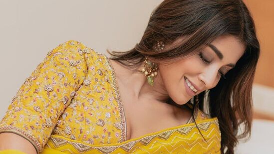 Shriya Saran in Hot Yellow Saree: ఇలా ఎల్లో శారీలో వయ్యారాలు పోతూ ఫొటోలకు పోజులిచ్చిన ఈ ముద్దుగుమ్మ.. వాటిని ఇన్‌స్టాగ్రామ్ లో అభిమానులతో షేర్ చేసుకుంది.