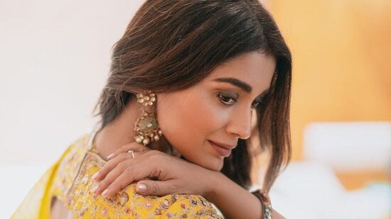Shriya Saran in Hot Yellow Saree: మరీ ఎక్కువ మేకప్ లేకుండా ఆ పసుపు రంగు చీరకు తగిన సింపుల్ జ్యుయెలరీతో శ్రియ ఆకట్టుకుంది.