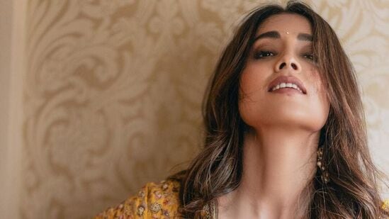 Shriya Saran in Hot Yellow Saree: శ్రియ శరణ్ లాంటి అందాల ముద్దుగుమ్మ ఇలా చీరలోనూ హాట్ హాట్ గా ఫొటోలకు పోజులిస్తే చూసి టెంప్ట్ కాని వాళ్లు ఎవరుంటారు చెప్పండి?