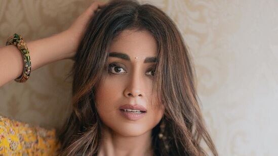 Shriya Saran in Hot Yellow Saree: తన కొంటె చూపులు, ఎద అందాలతో శ్రియ ఈ లేటెస్ట్ ఫొటోషూట్ లో ఏంజిల్ లా కనిపిస్తోంది.