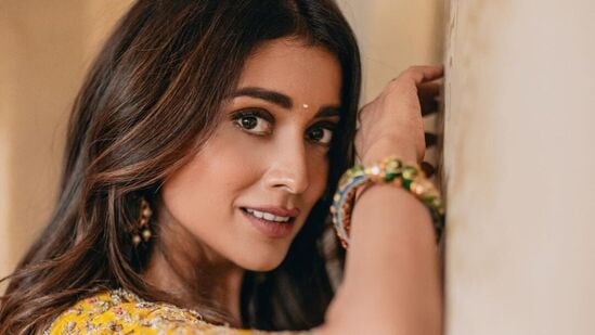 Shriya Saran in Hot Yellow Saree: శ్రియకు ఈ అందమైన చీరను సితార కొడిగె గిఫ్ట్ గా ఇచ్చారు. ఇదే విషయాన్ని చెబుతూ ఆమె ఈ ఫొటోలను పోస్ట్ చేసింది.