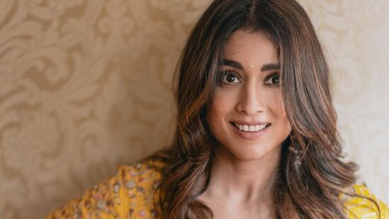 Shriya Saran in Hot Yellow Saree: ఆ క్యూట్ స్మైల్ శ్రియ అందాన్ని రెట్టింపు చేసింది.