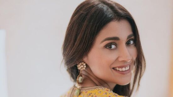 Shriya Saran in Hot Yellow Saree: సినిమా ఇండస్ట్రీలోకి వచ్చి రెండు దశాబ్దాలకు పైనే అయినా ఇప్పటికీ తరగని అందం శ్రియ సొంతం అనడానికి ఇదొక్క ఫొటో చాలు.