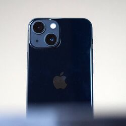 <p>iPhone 13: ఐఫోన్ 14 వచ్చిన తర్వాత ఐఫోన్ 13 ధర బాగా తగ్గింది. అయినా ఇప్పటికీ ఐఫోన్ 13 ఒకానొక బెస్ట్ మొబైల్‍గా ఉంది. శక్తివంతమైన యాపిల్ ఏ15 బయోనిక్ ప్రాసెసర్, 12 మెగాపిక్సెల్ ఫ్లాగ్‍షిప్ సెన్సార్ కెమెరాలను కలిగి ఉంది. ఈ ఫోన్ ప్రారంభ ధర ప్రస్తుతం ఫ్లిప్‍కార్ట్, అమెజాన్‍లో రూ.61,999గా ఉంది.&nbsp;</p>