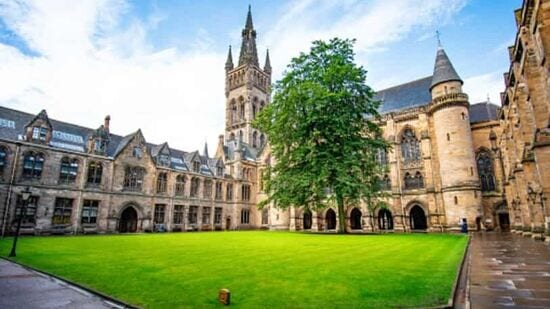 University of Oxford: ఆక్స్ ఫర్డ్ యూనివర్సిటీ. ఇంగ్లండ్ లోని ఆక్స్ ఫర్డ్ లో ఇది ఉంది. ప్రపంచంలోనే ది బెస్ట్ యూనివర్సిటీ గా ఇది ప్రసిద్ధి చెందింది.