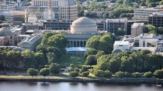 Massachusetts Institute of Technology (MIT): ఎంఐటీ. కేంబ్రిడ్జ్ లోని మసాచుసెట్స్ లో ఉందీ యూనివర్సిటీ. ప్రపంచంలోని ప్రెస్టీజియస్ వర్సిటీల్లో ఒకటి. సైన్స్, టెక్నాలజీ రంగాల్లో ఇక్కడి విద్యార్థులకు మంచి డిమాండ్ ఉంది.