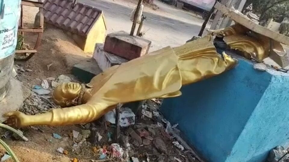 YSR Statue Demolished పాలకుర్తిలో వైఎస్సార్ విగ్రహం కూల్చివేతపై షర్మిల