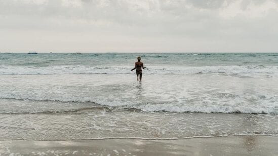 Mahabalipuram Beach, తమళనాడులోని కంచిపురం జిల్లాలో ఉన్న మహాబలిపురం బీచ్ బంగాళాఖాతం అందాలకు నెలవు. ఇక్కడ నెలవై ఉన్న దేవాలయాలు కూడా చాలా ఫేమస్.