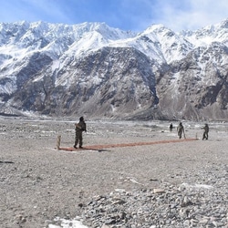 <p>Indian Army jawans play cricket: జీరో కన్నా తక్కువ ఉష్ణోగ్రతల వద్ద సైనికులు క్రికెట్ ఆడారు. ఈ ఫొటోలను ఆర్మీ షేర్ చేసుకుంటూ, సైనికుల్లో ఫిట్ నెస్, స్పోర్ట్స్ పై ఆసక్తి పెరిగే సంస్కృతిని అభివృద్ధి చేస్తున్నామని తెలిపింది.&nbsp;</p>